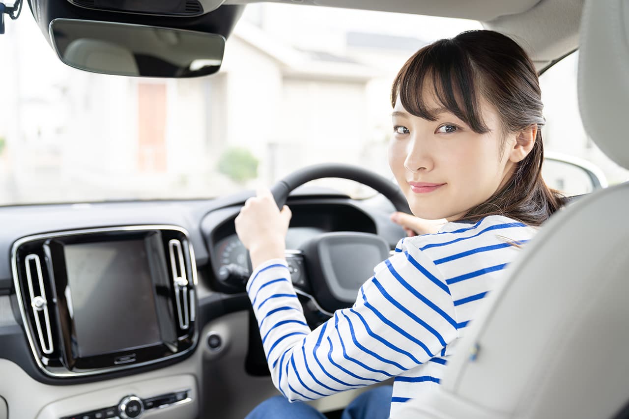 女性が運転席で振り返っている様子